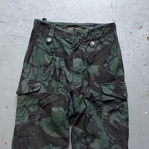 Britische Armee Hose, Vintage 60er Jahre Muster überfärbte dunkel DPM Camo Einsatzhose, W 29 L 28