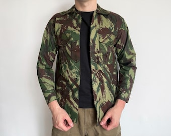 Camisa de combate vintage de los años 60 del ejército portugués M64 con estampado de camuflaje de lagarto, talla S.