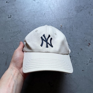 NY Yankees hat, vintage 90s Twins Enterprise New York Yankees MLB beige tan baseball strapback cap