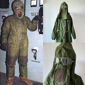 Op de afbeelding: Een groene beschermende overall met een kap, bril en ademhalingsapparaat. De overall heeft een volledig lichaamsontwerp met een ritssluiting en handschoenen. De afbeelding toont de overall op een persoon en apart.