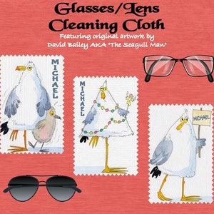 Puede incluir: Un paño de limpieza con ilustraciones originales de David Bailey, también conocido como 'The Seagull Man'. El paño presenta tres gaviotas de dibujos animados con la palabra 'MICHAEL' escrita en cada una. El paño está diseñado para limpiar gafas y lentes.