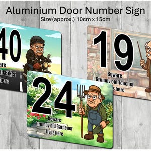 Könnte beinhalten: Aluminium-Türnummernschilder mit Illustrationen eines Bikers, Gärtners und Lehrers. Jedes Schild hat eine große Nummer und den Text "Beware Grumpy old... Lives here." Die Schilder sind ca. 10 cm x 15 cm groß.