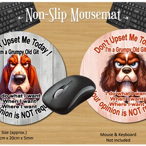 Può includere: Due tappetini per mouse rotondi antiscivolo con illustrazioni di cani scontrosi e la scritta "Don't Upset Me Today! I'm a Grumpy Old Git!". Ogni tappetino misura circa 20 cm di diametro e 5 mm di spessore. Un mouse nero è al centro.