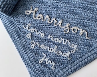 Manta de bebé de lana merino tejida a mano y personalizada con nombre bordado.