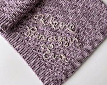 Manta de bebé de lana merino tejida a mano y personalizada: nombre bordado.