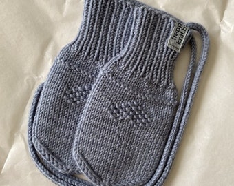 SOFORT LIEFERBAR 6-12m Merino Wolle Baby Handschuhe mit Schnur in Blauer Nebel, gestrickte Baby Handschuhe mit Schnur, Baby Handschuhe gestrickt, Merino Baby Handschuhe