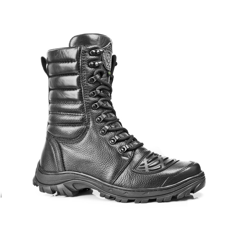 Puede incluir: Botas de cuero negro con cordones en la parte delantera y una suela gruesa de goma. Las botas tienen un cuello acolchado y un dise&ntilde;o texturizado en el lateral.