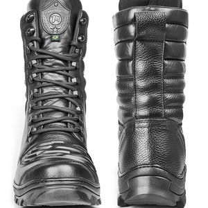 Puede incluir: Botas de cuero negro con un cuello acolchado y un logotipo que dice "BM Brasil" en el lateral. Las botas tienen un cierre de encaje negro y una suela texturizada.