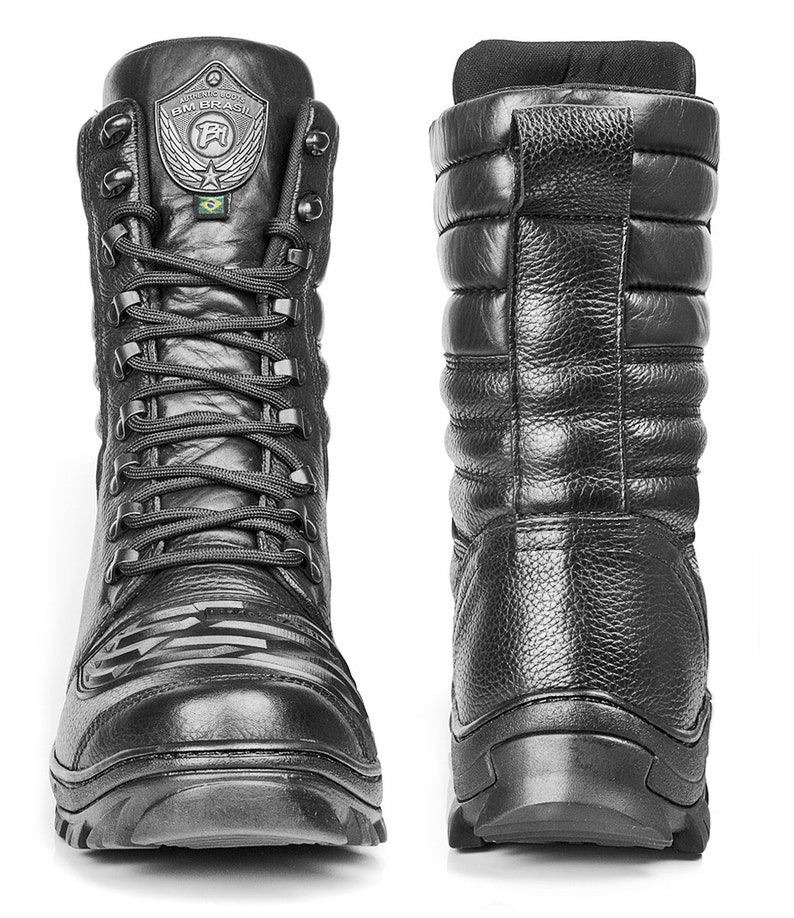 Puede incluir: Botas de cuero negro con un cuello acolchado y un logotipo que dice "BM Brasil" en el lateral. Las botas tienen un cierre de encaje negro y una suela texturizada.