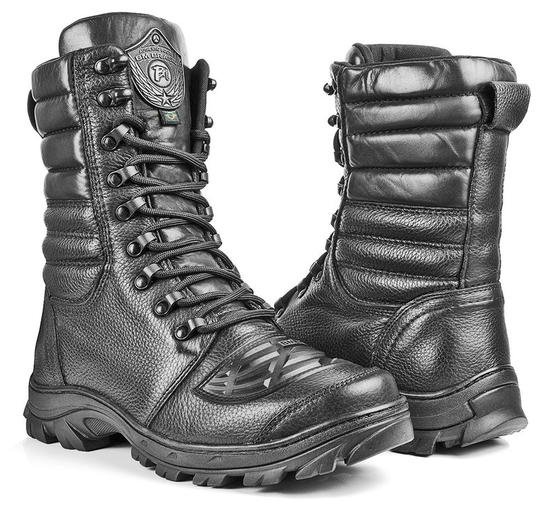 Puede incluir: Un par de botas de cuero negro con cremallera lateral y cierre de cordones. Las botas tienen una suela gruesa de goma y un cuello acolchado.