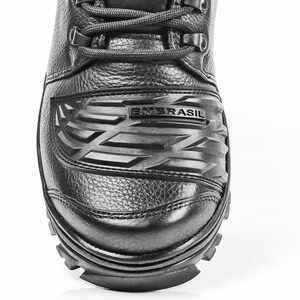 Puede incluir: Primer plano de una bota de cuero negra con una puntera de goma texturizada y la palabra "EMBRASIL" en relieve en el lateral.