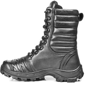 Puede incluir: Botas de cuero negro con cordones en la parte delantera y una suela gruesa de goma. Las botas tienen un cuello acolchado y un dise&ntilde;o acolchado en la parte superior del eje.