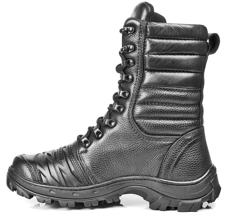 Puede incluir: Botas de cuero negro con cordones en la parte delantera y una suela gruesa de goma. Las botas tienen un cuello acolchado y un dise&ntilde;o acolchado en la parte superior del eje.