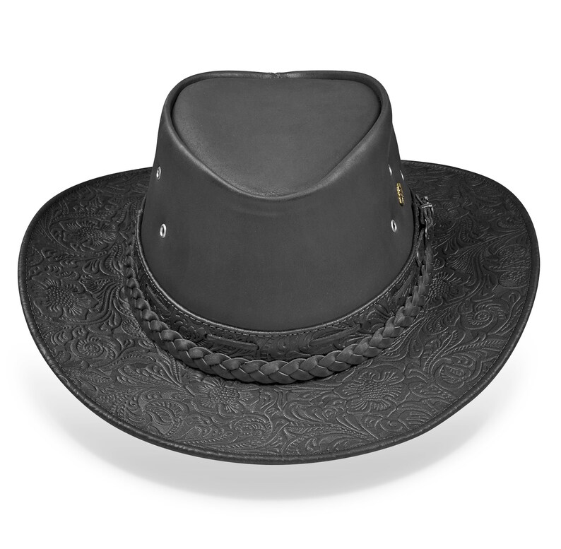 Op de afbeelding: Een zwarte leren cowboyhoed met een gevlochten band en een reli&euml;fpatroon met bloemen.