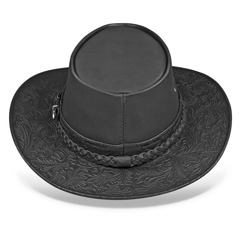 Op de afbeelding: Een zwarte leren cowboyhoed met een gevlochten band en een reli&euml;fpatroon met bloemen.