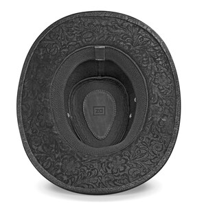 Op de afbeelding: Zwarte wollen fedora hoed met een gegraveerd bloemenpatroon. De hoed heeft een zwarte leren band en een zwarte mesh voering. De binnenkant van de hoed heeft een zwart leren patch met de letters "ZQ" erop.