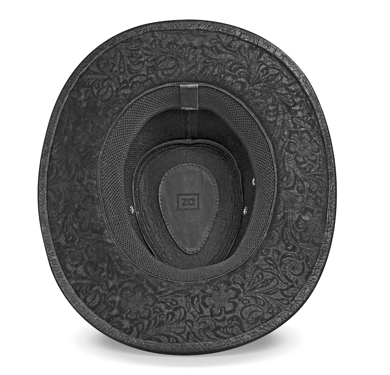 Op de afbeelding: Zwarte wollen fedora hoed met een gegraveerd bloemenpatroon. De hoed heeft een zwarte leren band en een zwarte mesh voering. De binnenkant van de hoed heeft een zwart leren patch met de letters "ZQ" erop.