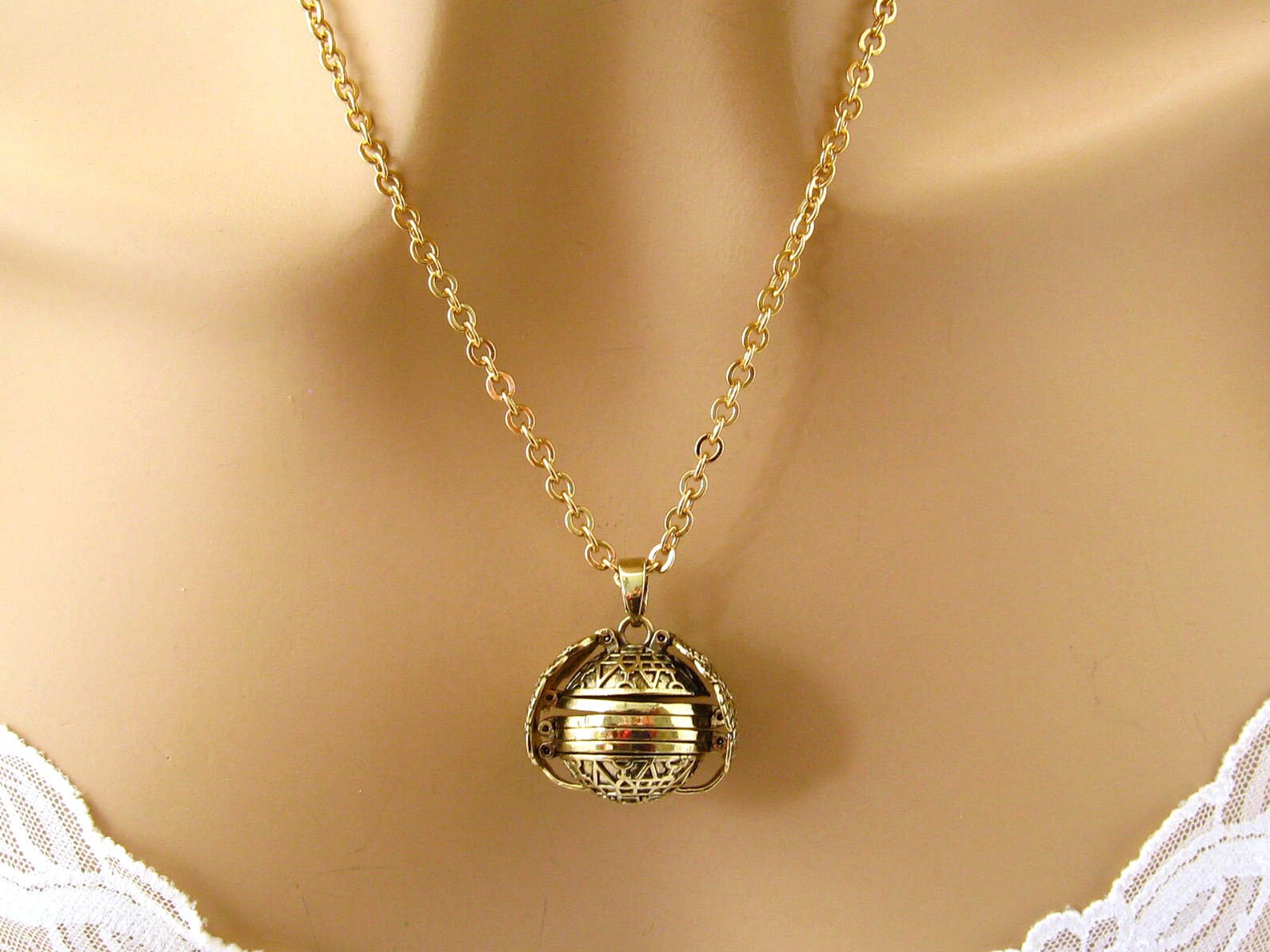 Mother's Day Gift, Locket Necklace for Mom, Photo Jewelry, Grandma