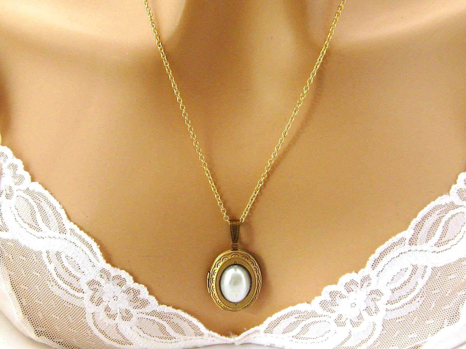 Victorian Locket, Gold Locket Necklace, Bridesmaid Locket, Pearl Locket