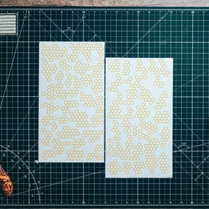 Kit de estêncil de vinil de alta temperatura Hexagon Hex Camo - 2 folhas de 11" x 6" duráveis, fáceis de usar, vinil de estêncil Avery, estêncil Cerakote