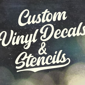 Op de afbeelding: Witte tekst op een zwarte achtergrond met de tekst "Custom Vinyl Decals & Stencils". De tekst is in een gestileerde lettertype met een vintage uitstraling.
