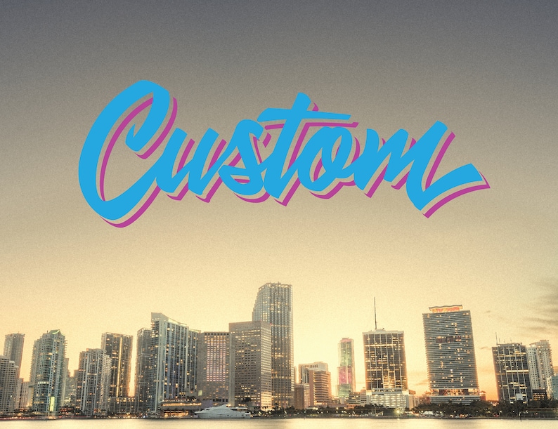 Puede incluir: Un paisaje urbano al atardecer con la palabra "Custom" en azul vibrante, delineada en rosa y sombreada en morado. El horizonte presenta numerosos rascacielos, reflejando los tonos c&aacute;lidos del sol poniente.