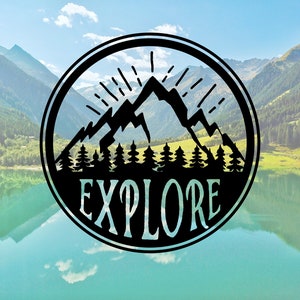 Op de afbeelding: Zwart-witte illustratie van een bergketen met een zonneschijn erboven en het woord "EXPLORE" eronder. De illustratie is tegen een achtergrond van een meer en bergen.