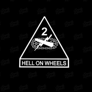 Könnte beinhalten: Ein weißes Dreieck mit schwarzem Inneren und weißem Text. Das Dreieck hat oben die Nummer "2", eine Grafik eines Panzers mit einem Blitz und unten den Text "HELL ON WHEELS".
