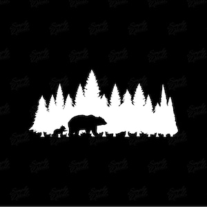 Op de afbeelding: Een wit silhouet van een moederbeer en haar welp die door een dennenbos lopen.