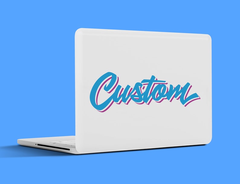 Puede incluir: Ordenador port&aacute;til blanco con la palabra "Custom" en una fuente de escritura turquesa y morada en la tapa. El port&aacute;til est&aacute; abierto, mostrando el teclado y el panel t&aacute;ctil. El fondo es azul liso.