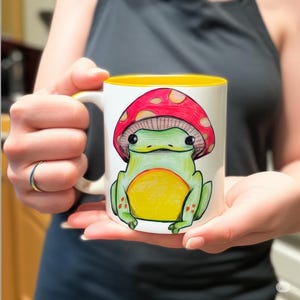 Grenouille lunatique et tasse de champignon | Tasse à thé Goblincore Cottagecore | Style mignon dessiné à la main | Tasse à café en céramique de 11 oz