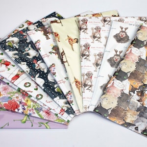 Puede incluir: Una variedad de dise&ntilde;os de papel de regalo coloridos con diferentes temas navide&ntilde;os. Los dise&ntilde;os incluyen un mu&ntilde;eco de nieve, duendes, flores, gatos y una criatura de la pel&iacute;cula 'El Se&ntilde;or de los Anillos'.
