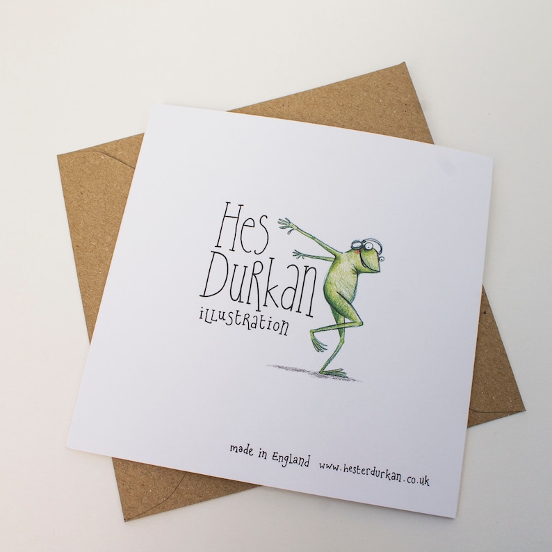 Op de afbeelding: Een witte kaart met een groene kikkerillustratie en de tekst "Hes Durkan illustration" en "made in England www.hesterdurkan.co.uk".