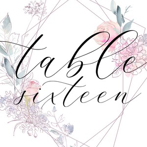 Op de afbeelding: Een aquarel-illustratie van een bloemstuk met roze rozen en paarse bloemen in een geometrisch frame. De tekst "tafel zestien" is geschreven in zwarte cursieve letters.