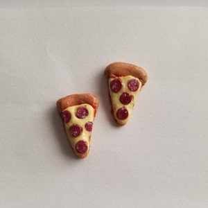 1 set of pizza earrings