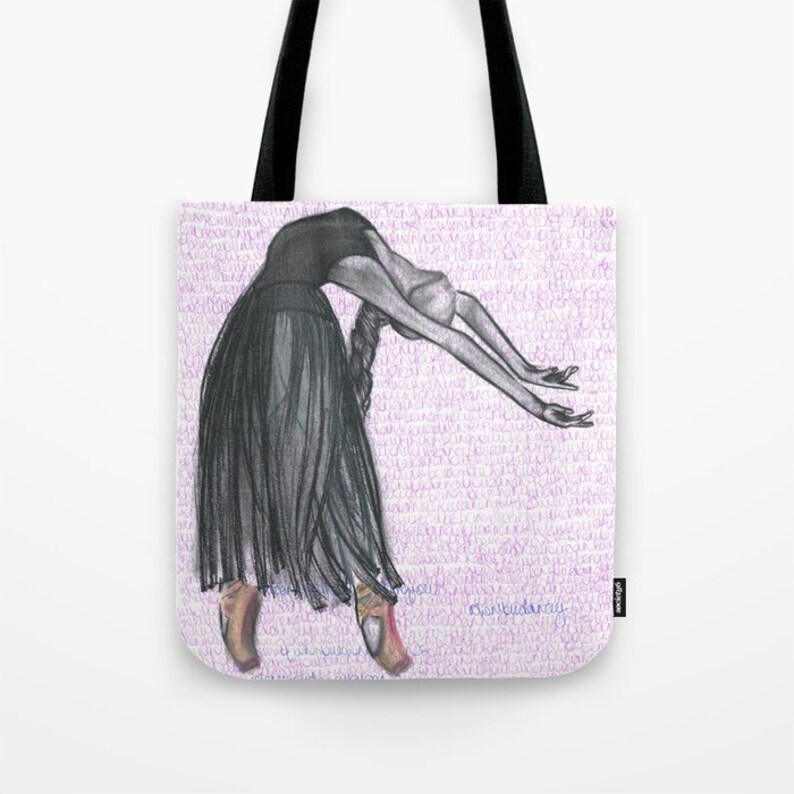 Puede incluir: Una bolsa de tela con una ilustraci&oacute;n en blanco y negro de una bailarina con un leotardo y un tut&uacute; negros. El fondo es de color morado claro con un patr&oacute;n de peque&ntilde;as letras repetidas.