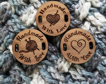 HECHO A MANO CON AMOR Etiqueta de madera redonda, etiqueta de ropa de madera grabada con láser, etiqueta de madera grabada con láser para tejer crochet y coser