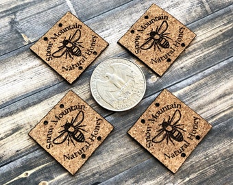Etiqueta de corcho personalizada grabada con láser en forma de mini cuadrado, etiqueta de prenda de corcho o cuero sintético personalizada para prendas tejidas a crochet, de punto o cosidas