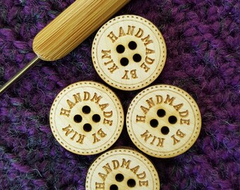 Etiqueta de BOTÓN grabado con láser de MADERA PERSONALIZADA, botón de prenda de madera grabado personalizado, etiqueta grabada con láser para ganchillo, tejido, costura, prendas