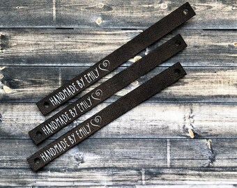 PLATA METÁLICA sobre Polipiel Marrón Rústico, Etiqueta Skinny Laser Etched, etiqueta de piel sintética para prendas de ganchillo, de punto, cosidas