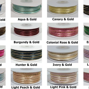 Pu&ograve; includere: Una collezione di 16 bobine di nastro con bordatura dorata. I colori del nastro sono: blu antico, acquamarina, canarino, nero, marrone, bordeaux, rosa coloniale, smeraldo, fucsia, cacciatore, avorio, lavanda, azzurro, pesca chiaro, rosa chiaro e malva.
