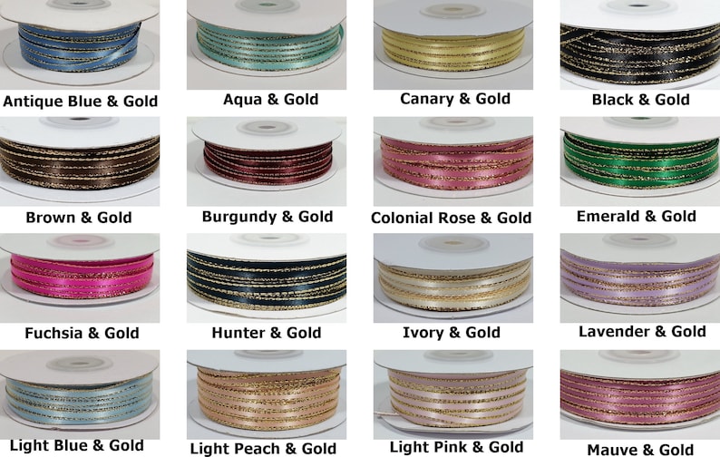 Pu&ograve; includere: Una collezione di 16 bobine di nastro con bordatura dorata. I colori del nastro sono: blu antico, acquamarina, canarino, nero, marrone, bordeaux, rosa coloniale, smeraldo, fucsia, cacciatore, avorio, lavanda, azzurro, pesca chiaro, rosa chiaro e malva.