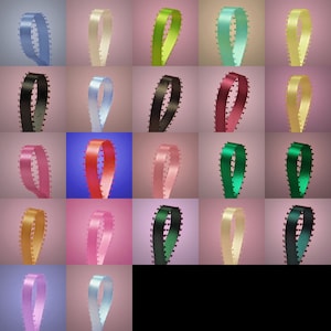 Könnte beinhalten: Eine Sammlung von 20 verschiedenen farbigen Satinbändern mit gewellten Kanten. Die Bänder sind in einem Rastermuster auf einem rosa und blauen Hintergrund angeordnet.