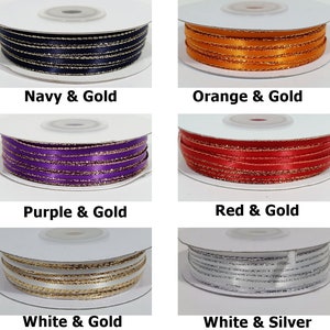Pu&ograve; includere: Assortimento di bobine di nastro con bordatura dorata o argentata. I colori includono menta, blu navy, arancio, pesca, rosa, viola, rosso, blu reale, turchese, bianco e bianco con bordatura argentata.