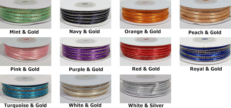 Pu&ograve; includere: Assortimento di bobine di nastro con bordatura dorata o argentata. I colori includono menta, blu navy, arancio, pesca, rosa, viola, rosso, blu reale, turchese, bianco e bianco con bordatura argentata.