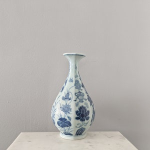 A Octagonal Blue and White Vase/ Chinese Antique/ Chinese Porcelain/ Antique Vase/ Vintage Vase