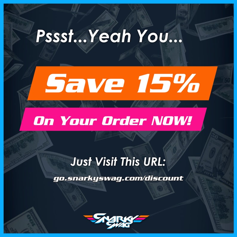 Puede incluir: Un gr&aacute;fico azul y naranja con el texto "Pssst... Yeah You... Save 15% On Your Order NOW!" y "Just Visit This URL: go.snarkyswag.com/discount". El gr&aacute;fico est&aacute; rodeado de im&aacute;genes de billetes de d&oacute;lar estadounidenses.