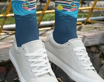 Kerl Surfen Wellen Socken, Geschenk für Surfer, Surfen Geschenk, große Wellen, Surfer Dude, Strandleben, Sonnenuntergang, Strumpf Stuffer, Ozean Szene, Surf Socke
