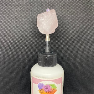 Colección Atemporal Jenofeve - Tope de cuarzo rosa DOODAD - Pasador de pegamento de punta fina de acero inoxidable