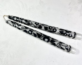 Świece stożkowe kwiatowe: czarne i srebrne motywy z wosku pszczelego